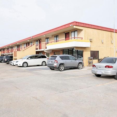 Oyo Hotel Tulsa International Airport Екстериор снимка